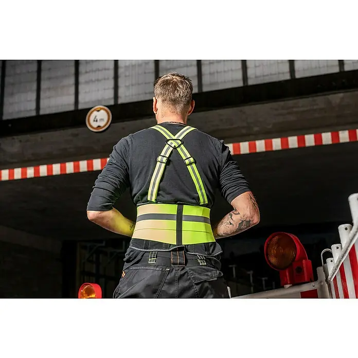 Kneetek Rückenstützgurt HiVis BR 110XL - Arbeiter mit reflektierender Sicherheitsweste und Hosenträgern, die für gute Sichtbarkeit und Sicherheit am Arbeitsplatz sorgen.