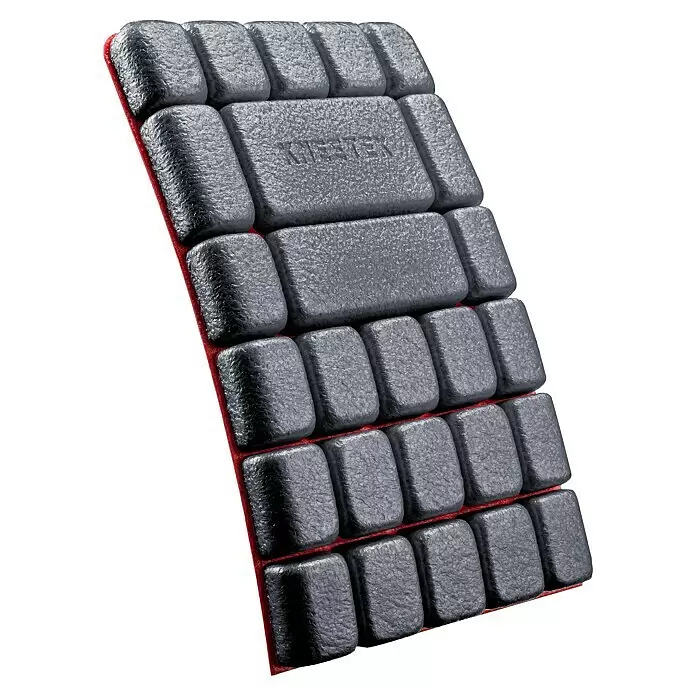 Kneetek Knieschoner MultiPad - Schwarz, Rechteckig - KIFSTOK graues, texturiertes, segmentiertes Schutzpolster mit rotem Rand.