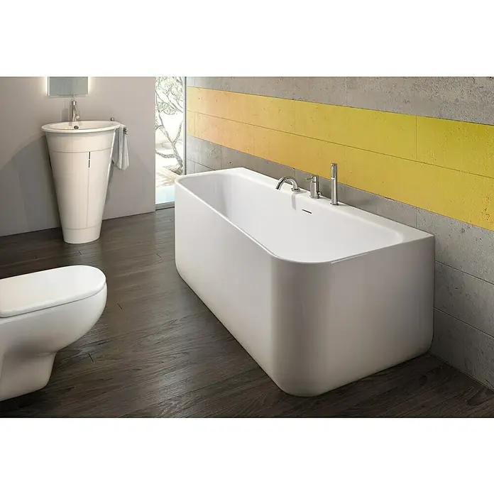 Ottofond Whirlpool Debby155 x 75 cm, Sanitäracryl, Weiß, Silent, Linksseitig - Badezimmer-Interieur mit einer modernen, freistehenden Badewanne, einem Waschtisch und einer Toilette, die ein elegantes und minimalistisches Design aufweisen.