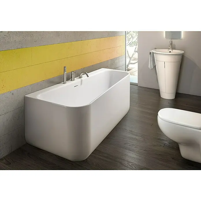 Ottofond Whirlpool Debby155 x 75 cm, Sanitäracryl, Weiß, Silent, Rechtsseitig - Ein modernes Badezimmer mit einer freistehenden Badewanne, einem Waschbecken und einer Toilette in einem stilvollen Design.
