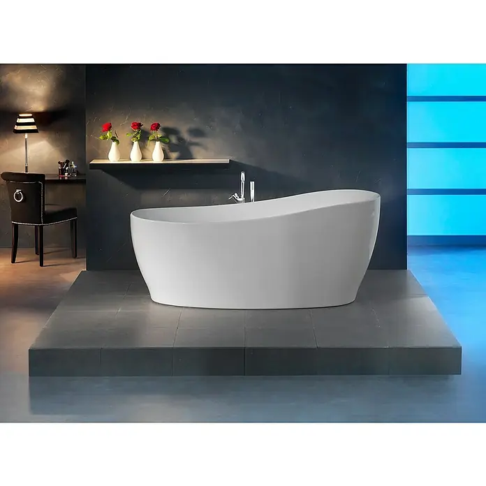 Ottofond Whirlpool Domani - 180 x 85 cm, Sanitäracryl, Weiß, Light/Silent - Elegante freistehende Badewanne in Weiß auf einem erhöhten Podest, perfekt für ein luxuriöses Badezimmerdesign mit stilvoller Beleuchtung.
