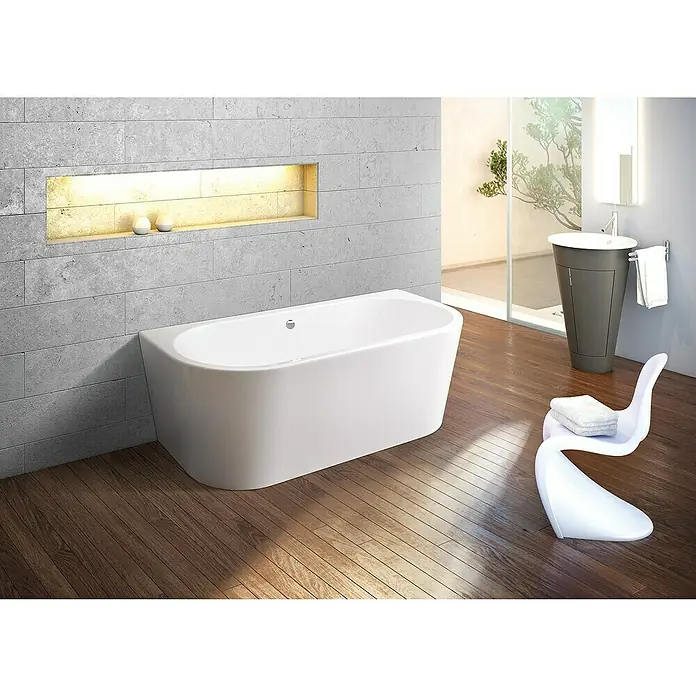 Ottofond Whirlpool Siesta XS - 165 x 75 cm, Sanitäracryl, Weiß, Silent - Ein modernes Badezimmer mit einer freistehenden Badewanne und einem eleganten Waschtisch. Die helle Gestaltung sorgt für eine entspannende Atmosphäre.