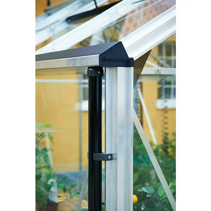 Juliana Gewächshaus Gärtner - Außenmaß inkl. Dachüberstand (B x T): 368 x 439 cm, Material Seitenwand: Glas, 3 mm, Silber/Schwarz - Nahaufnahme eines Juliana Gewächshauses, das Details der Rahmenkonstruktion und des Designs zeigt, mit klaren Linien und solider Bauweise.