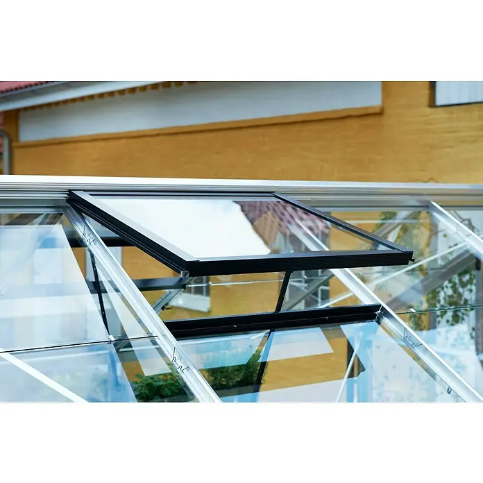 Juliana Gewächshaus Gärtner - Außenmaß inkl. Dachüberstand (B x T): 368 x 439 cm, Material Seitenwand: Glas, 3 mm, Silber/Schwarz - Nahaufnahme eines geöffneten Dachfensters eines Gewächshauses, das die Belüftung und das Design hervorhebt.
