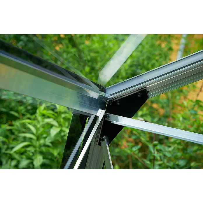 Juliana Gewächshaus Compact - Außenmaß inkl. Dachüberstand (B x T): 224 x 295 cm, Material Seitenwand: Glas, 3 mm, Silber/Schwarz - Nahaufnahme der Metallstruktur eines Gewächshauses, die die Stabilität und Bauweise des Gartenbaus betont.