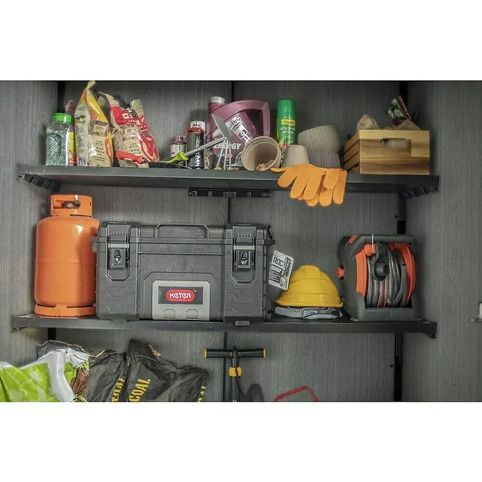 Keter Armario de jardín Cortina Alto - Medidas ext. (An x Pr): 140 x 73,6 cm, Plástico, Antracita - Estanterías con herramientas y accesorios, incluyendo una caja de herramientas Keter, bombona de gas y manguera.