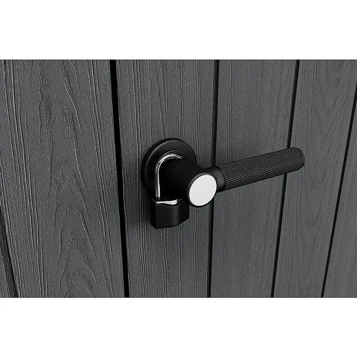 Keter Armario de jardín Cortina Alto - Medidas ext. (An x Pr): 140 x 73,6 cm, Plástico, Antracita - Primer plano de un tirador negro con candado en una puerta de madera. Diseño robusto para la seguridad.