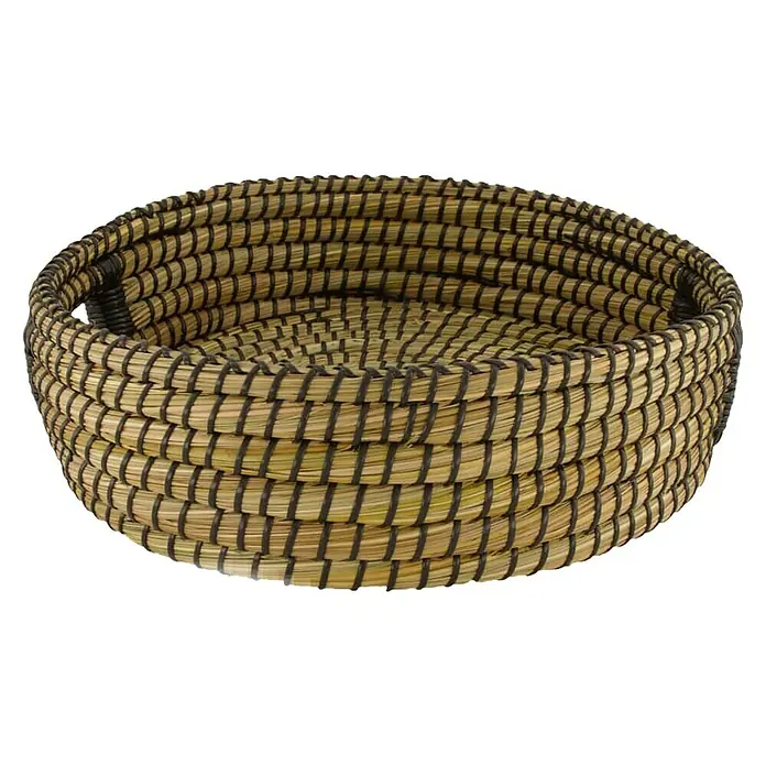 Schale Seegras - Ø x H: 38 x 10 cm, Natur/Schwarz - Nahaufnahme eines handgefertigten Korbs aus Stroh und dunklem Faden, der eine rustikale und natürliche Ästhetik ausstrahlt.