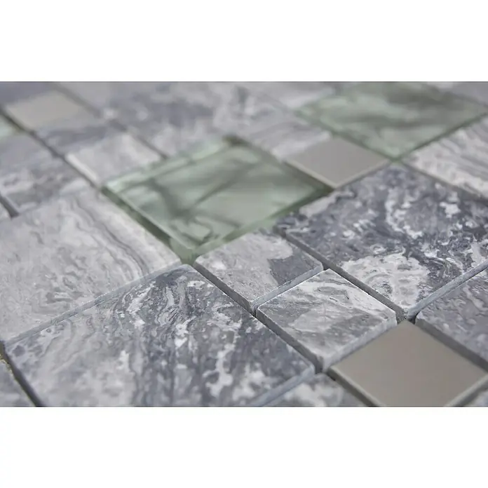 Mosaikfliese Crystal Mix XCM MC609 - 30 x 30 cm, Grau, Matt - Nahaufnahme von grauen Marmorfliesen mit einigen Glas- und Metallakzenten, die ein elegantes und modernes Design erzeugen.