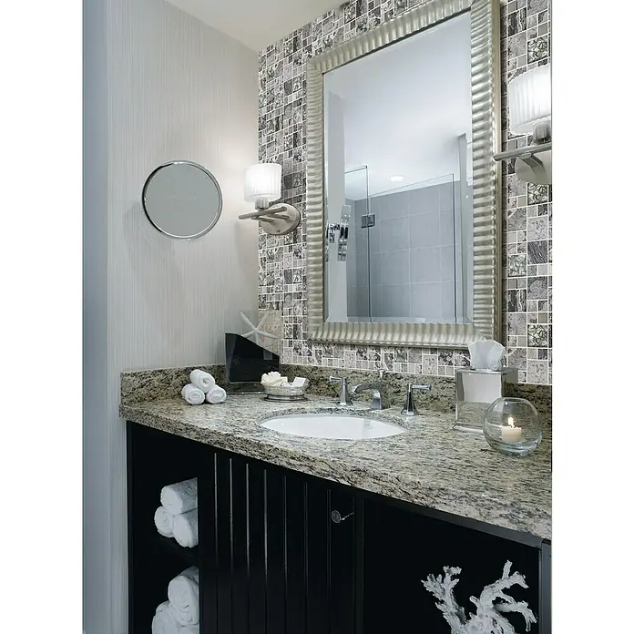 Mosaikfliese Crystal Mix XCM MC609 - 30 x 30 cm, Grau, Matt - Ein stilvolles Badezimmer mit einem Waschtisch aus Granit, einem schwarzen Unterschrank und einem eleganten silbernen Spiegel.