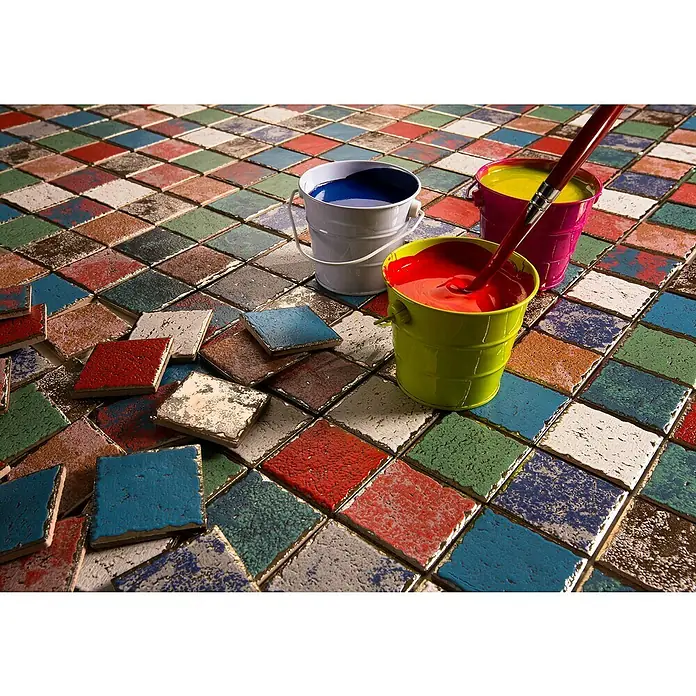 Mosaikfliese Quadrat Orient Color Mix CD CUBIS - 31,6 x 31,6 cm, Mehrfarbig, Matt - Farbenprächtige Keramikfliesen mit Farbtöpfen in Blau, Gelb und Rot sowie einem Pinsel, der in den roten Farbtopf getaucht wird.