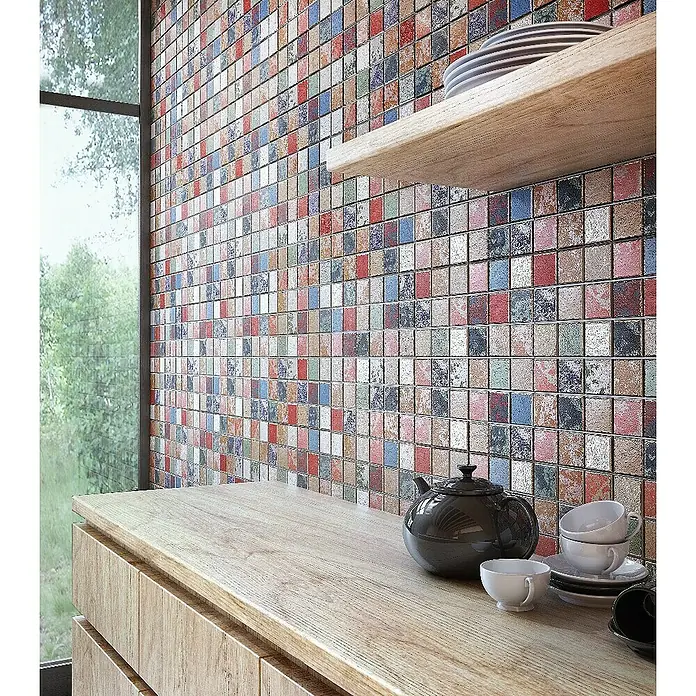 Mosaikfliese Quadrat Orient Color Mix CD CUBIS - 31,6 x 31,6 cm, Mehrfarbig, Matt - Blick auf eine Küchenarbeitsplatte aus Holz mit einer Teekanne und Tassen vor einer bunten Mosaikfliesenwand.