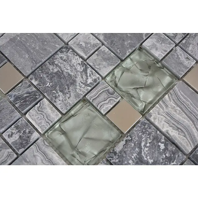 Mosaikfliese Crystal Mix XCM MC609 - 30 x 30 cm, Grau, Matt - Nahaufnahme eines Mosaiks mit grauen Marmor-, Glas- und beigen Metallquadraten, das ein elegantes und modernes Design für Innenräume bietet.