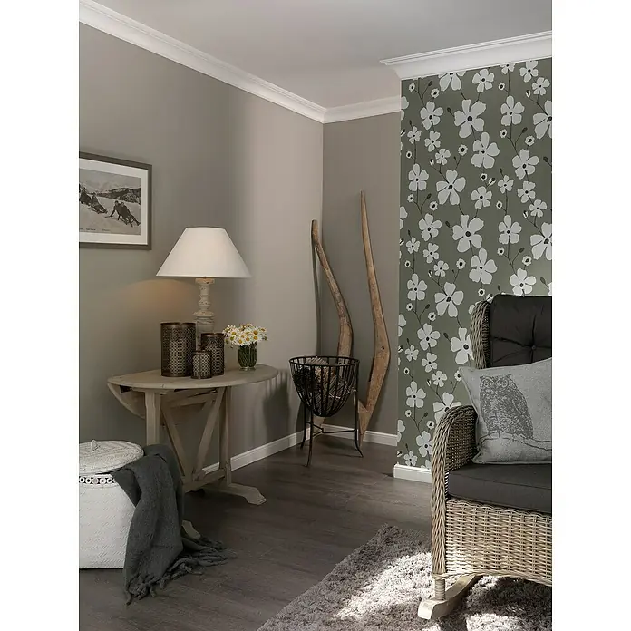 Nmc Decoflair Zierleiste Deckenleiste GP - 2 m x 100 mm x 100 mm - Elegantes Interieur mit einem beigen Tisch, einer Korblampe und dekorativer Blumenvase, die eine warme und einladende Atmosphäre schaffen.