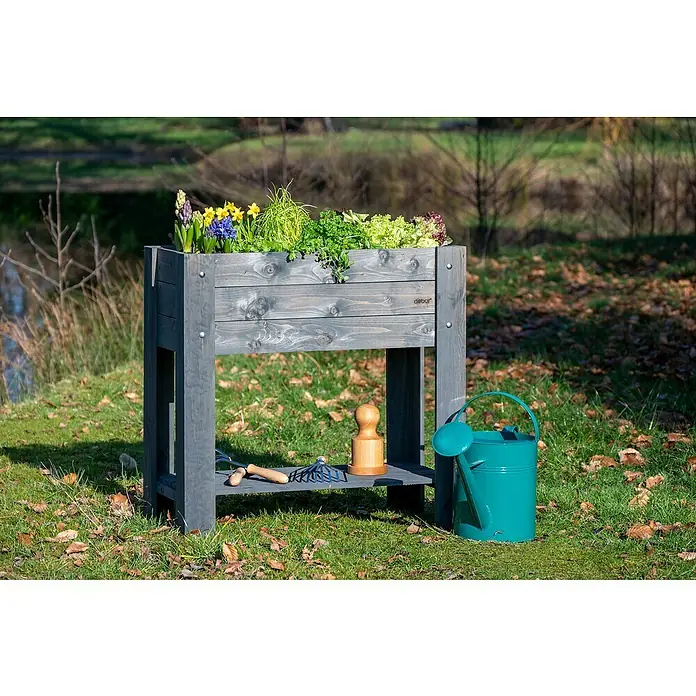 Dobar Hochbeet - L x B x H: 80,3 x 40 x 78,4 cm, Holz, Anthrazit - Ein graues Hochbeet mit Pflanzen, Werkzeugen und einer Gießkanne im Garten. Das Hochbeet bietet Platz für Kräuter und Gemüse.