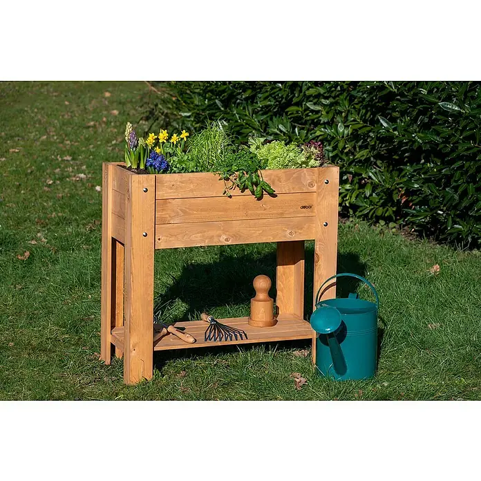 Dobar Hochbeet - L x B x H: 80,3 x 40 x 78,4 cm, Holz, Braun - Ein hölzernes Hochbeet mit verschiedenen Pflanzen, darunter gelbe Narzissen, blauer Hyazinthe und Salat, mit Gartengeräten und Gießkanne auf dem Rasen.