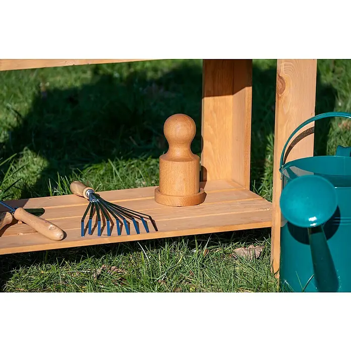 Dobar Hochbeet - L x B x H: 80,3 x 40 x 78,4 cm, Holz, Braun - Nahaufnahme von Gartengeräten und einem hölzernen Gartengerätehalter, der auf einer Wiese im Freien steht.