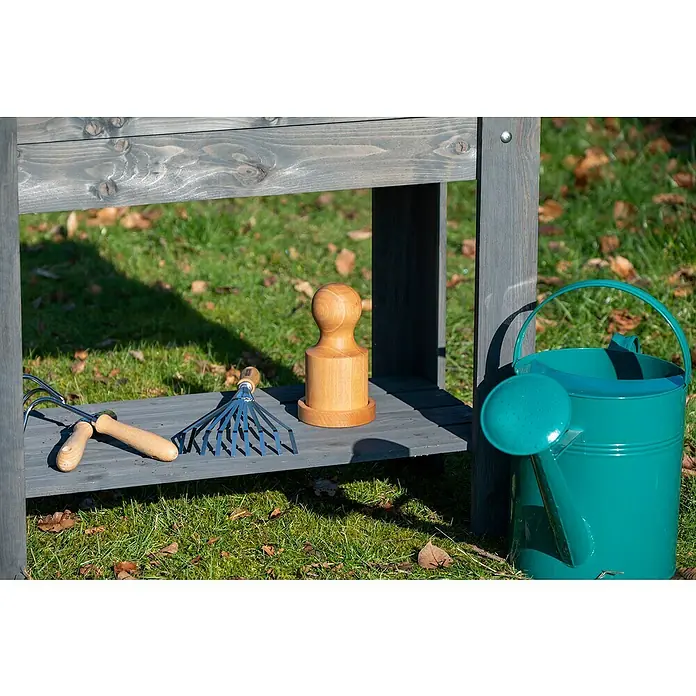 Dobar Hochbeet - L x B x H: 80,3 x 40 x 78,4 cm, Holz, Anthrazit - Gartengeräte wie Harke, Handrechen und eine grüne Gießkanne stehen auf einem grauen Gartentisch im Freien.