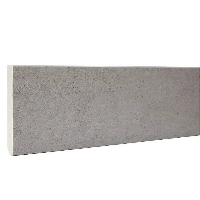 Rodapié espumado Concrete Titanium - 2,2 x 13 x 90 mm - Primer plano de un ladrillo gris con una textura rugosa.