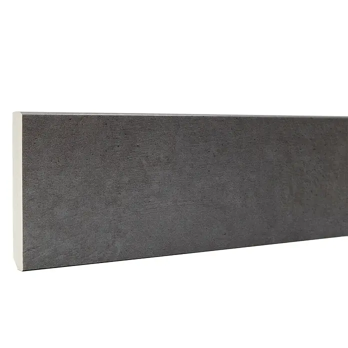 Rodapié espumado Concrete Steel - 2,2 x 13 x 90 mm - Baldosa de cemento gris con borde blanco, ideal para interiores modernos. Robusta y elegante para cualquier espacio.