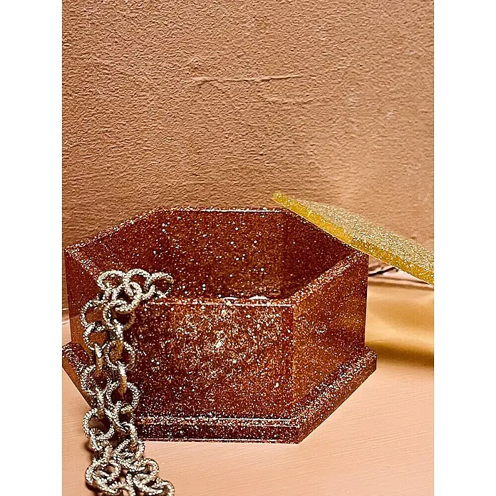 Fleur Resina epoxi Super Transparente - 3,8 l, Transparente - Joyero hexagonal brillante con purpurina dorada y tapa removible, adornado con una cadena plateada.