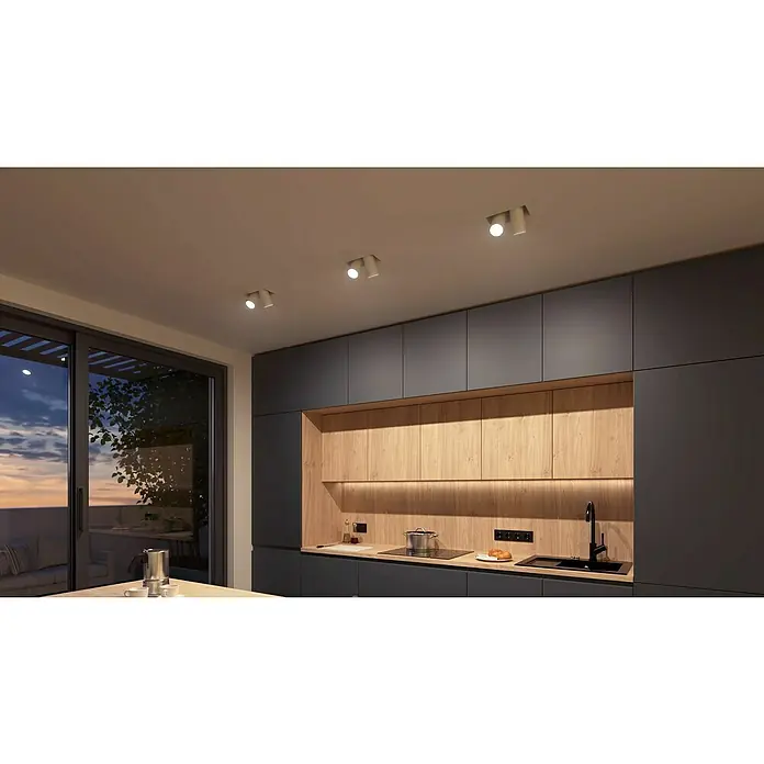 Philips Hue Smart-LED-Lampen Set White Ambiance MR16 - GU5,3, Dimmbar, Neutralweiß, 350 lm, 5,1 W, 1 Stk. - Moderne Küche mit grauen Schränken und hölzernen Akzenten, beleuchtet durch stilvolle Deckenspots, die eine angenehme Atmosphäre schaffen.