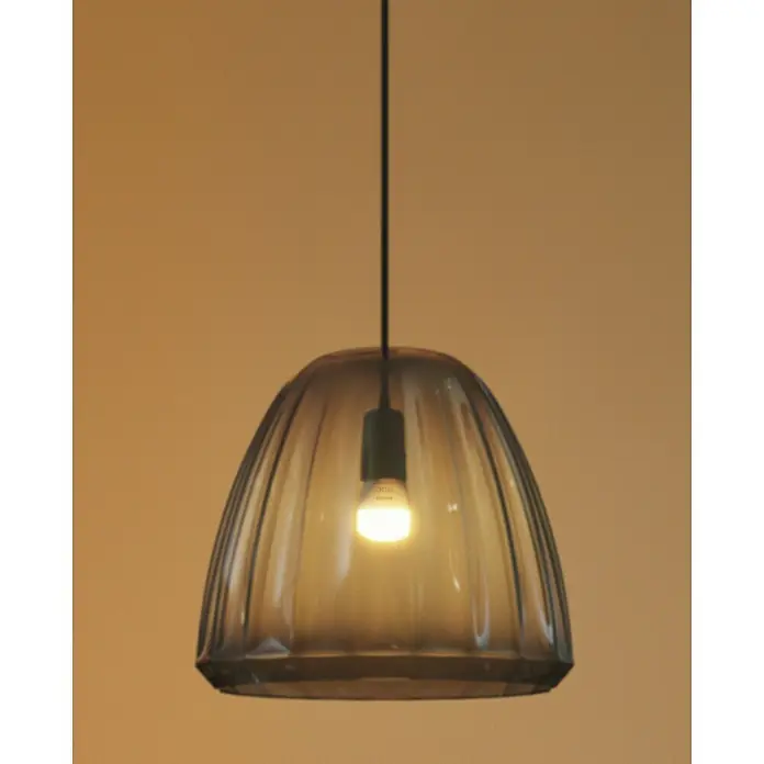 Philips Hue Smart-LED-Lampen Set White Ambiance Tropfen - E14, Dimmbar, Neutralweiß, 470 lm, 5,1 W, 2 Stk. - Nahaufnahme einer Hängelampe mit geripptem Glasschirm und einer hellen Glühbirne, die ein gemütliches Ambiente erzeugt.