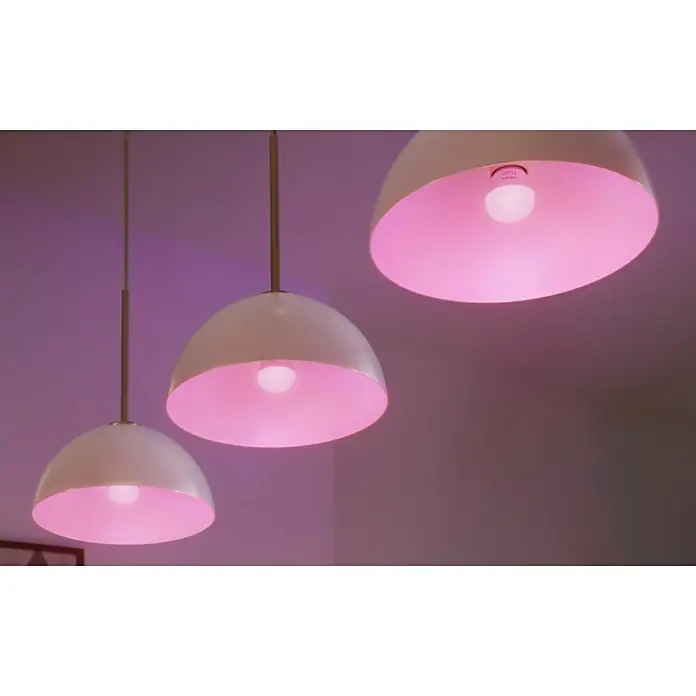 Philips Hue Smart-LED-Lampen Set White & Color Ambiance Tropfen - E14, Dimmbar, RGBW, 470 lm, 5,1 W, 1 Stk. - Drei stilvolle Hängelampen mit pinkfarbenen Philips Hue Leuchtmitteln erhellen den Raum und schaffen eine angenehme Atmosphäre.