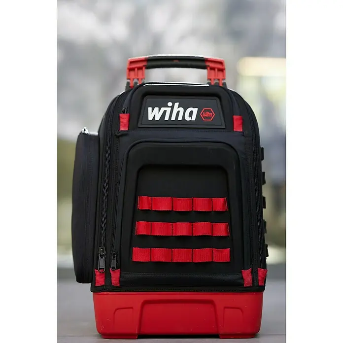 Wiha Werkzeugrucksack ELECTRIC28 -tlg. - Robuster Werkzeugrucksack von Wiha mit roter Basis und praktischen Schlaufen für Werkzeuge. Ideal für den professionellen Einsatz.