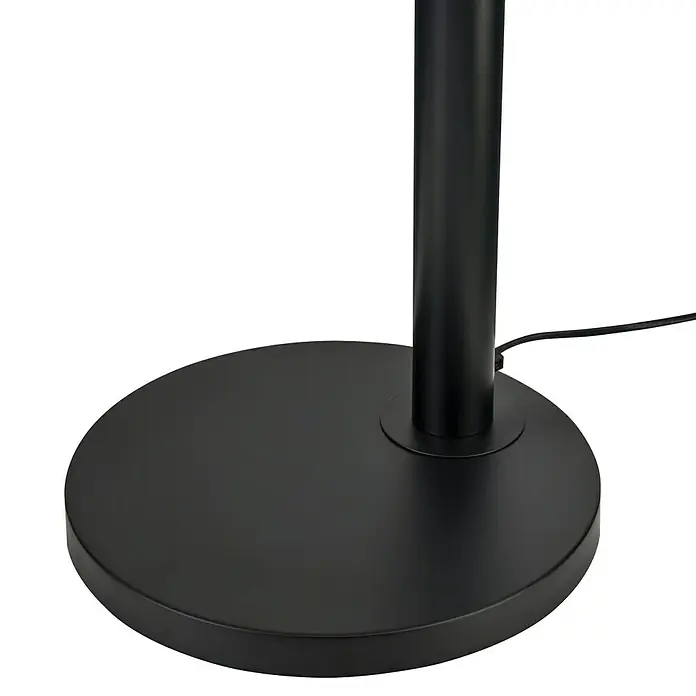 Tween Light Stehleuchte Cremona - 120 W, Höhe: 210 cm, Mattschwarz, Mattschwarz, Gold, E14 - Nahaufnahme des runden, schwarzen Sockels einer Stehlampe, der Stabilität und Eleganz vereint.\n
