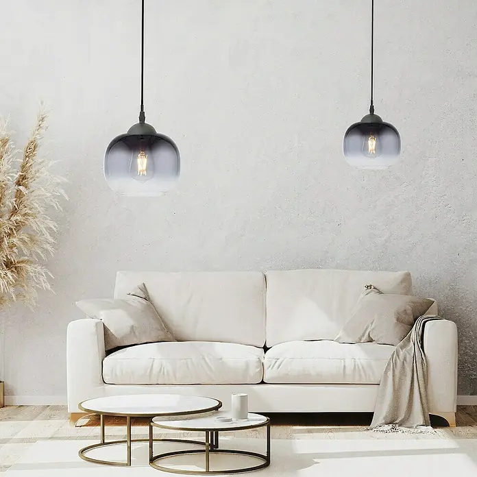 Just Light Zea Pendelleuchte rund - Schwarz, E27 - Zwei stilvolle, graue Hängelampen mit Glaslampenschirm und einem Hauch von Vintage-Glühbirne über einem eleganten, modernen Wohnzimmer.