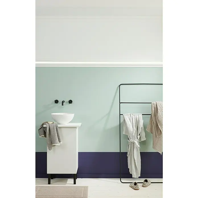 Nmc Decoflair Zierprofil Deckenleiste K2 m x 70 mm x 70 mm, Extrudiertes Polystyrol (XPS) - Modernes Badezimmer mit Waschbecken, Handtuchhalter und stilvoller Farbgestaltung.