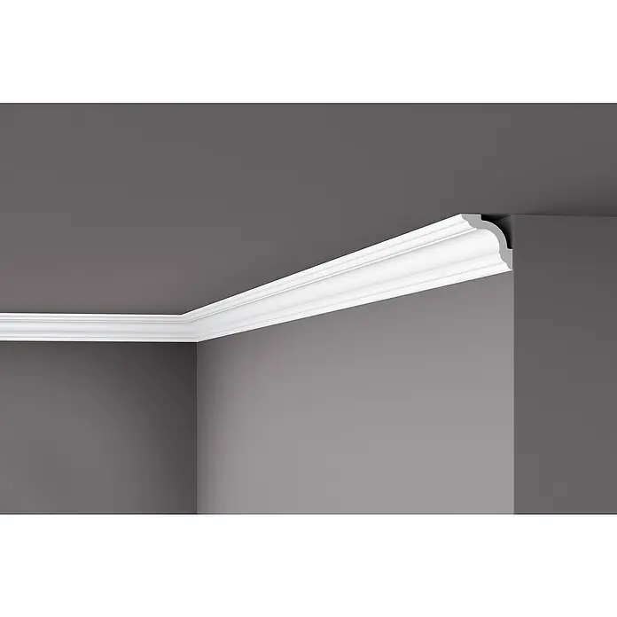 Nmc Decoflair Zierprofil Deckenleiste WT5 - 2 m x 52 mm x 52 mm, Hochverdichtetes extrudiertes Polymer (HDPS) - Bild einer weißen Stuckbordüre an der Decke eines Raumes. Die Bordüre sorgt für ein elegantes und stilvolles Ambiente im Raum.