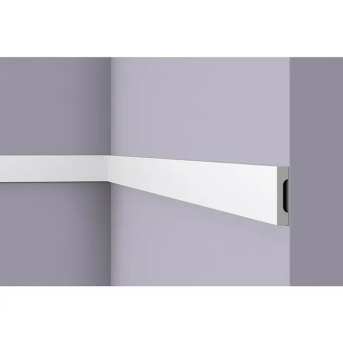 Nmc Decoflair Wandleiste WD2 - 2 m x 15 mm x 70 mm, Hochverdichtetes extrudiertes Polymer (HDPS) - Das Bild zeigt eine weiße Fußleiste an einer grauen Wand, die eine saubere und moderne Ästhetik erzeugt. Ideal für die Inneneinrichtung.