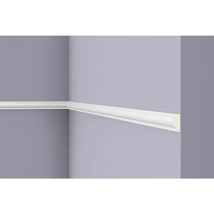 Nmc Decoflair Wandleiste SP2 - 2 m x 9 mm x 22 mm, Hochverdichteter Polyurethanschaum (PU) - Eine Nahaufnahme einer weißen Fußleiste an einer lila Wand, die einen sauberen und modernen Übergang zwischen Wand und Boden schafft.