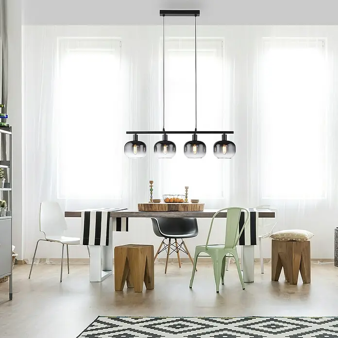 Just Light Zea Pendelleuchte - L x B x H: 68 x 14 x 120 cm, Schwarz, E14 - Elegante Pendelleuchte mit vier Lampenschirmen aus Rauchglas, die über einem Esstisch in einem hellen Raum hängt.