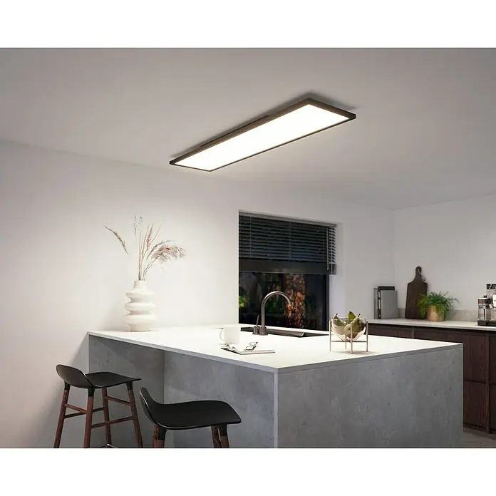 Philips Hue LED-Panel Aurelle39 W, L x B x H: 120 x 30 x 4,6 cm, Schwarz, Warmweiß - Helle LED-Deckenleuchte über einer modernen Küchentheke. Die Lampe sorgt für optimale Beleuchtung und setzt ein stilvolles Statement.