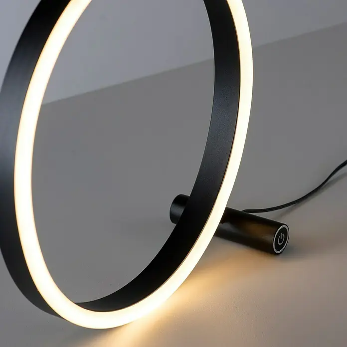 Just Light LED-Tischleuchte RITUS - 13,5 W, Ø x H: 28,5 x 28,5 cm, Anthrazit, Warmweiß - Nahaufnahme einer modernen, kreisförmigen LED-Tischleuchte mit einem schlanken, schwarzen Design und warmweissem Licht.