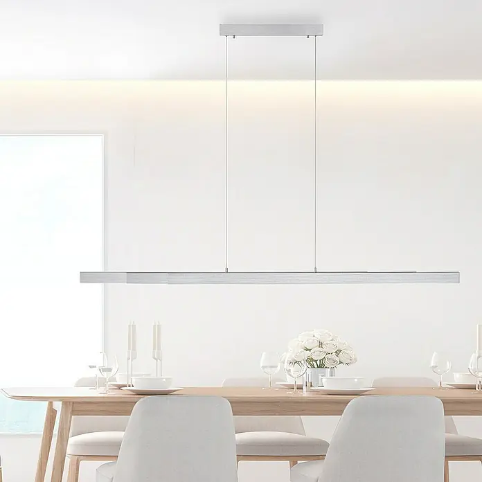 Just Light LED-Pendelleuchte LUZI - 45 W, L x B x H: 165 x 5,5 x 180 cm, Aluminium, Warmweiß - Elegante, lineare Pendelleuchte in Silberoptik über einem Esstisch, die modernes Design und stilvolle Beleuchtung vereint.