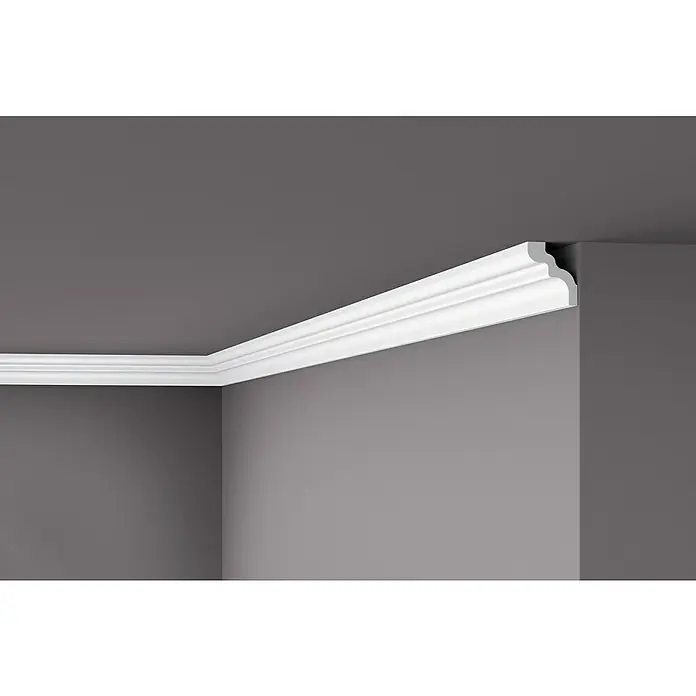 Nmc Decoflair Zierprofil Deckenleiste D - 2 m x 42 mm x 49 mm, Extrudiertes Polystyrol (XPS) - Weiße Stuckprofilleiste an grauer Wand und Decke. Ein modernes Detail für stilvolle Inneneinrichtung, das jedem Raum Eleganz verleiht.