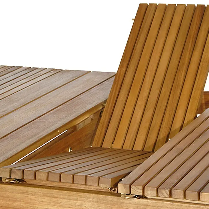 Siena Garden Falun Gartentisch - L x B x H: 150 x 100 x 74 cm, Akazie, Rechteckig, Natur - Detailansicht einer hölzernen Gartenliege mit verstellbarer Rückenlehne, die zum Entspannen im Freien einlädt.