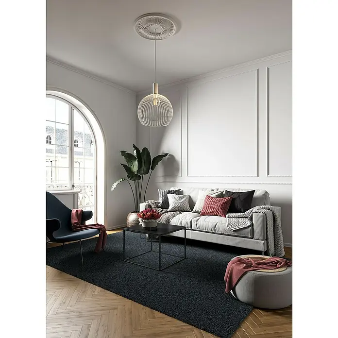 Nmc Decoflair Zierprofil Deckenleiste D - 2 m x 42 mm x 49 mm, Extrudiertes Polystyrol (XPS) - Helle Inneneinrichtung mit einer stilvollen Deckenleuchte über dem Wohnbereich, der eine Couch, Sessel und Teppich umfasst.