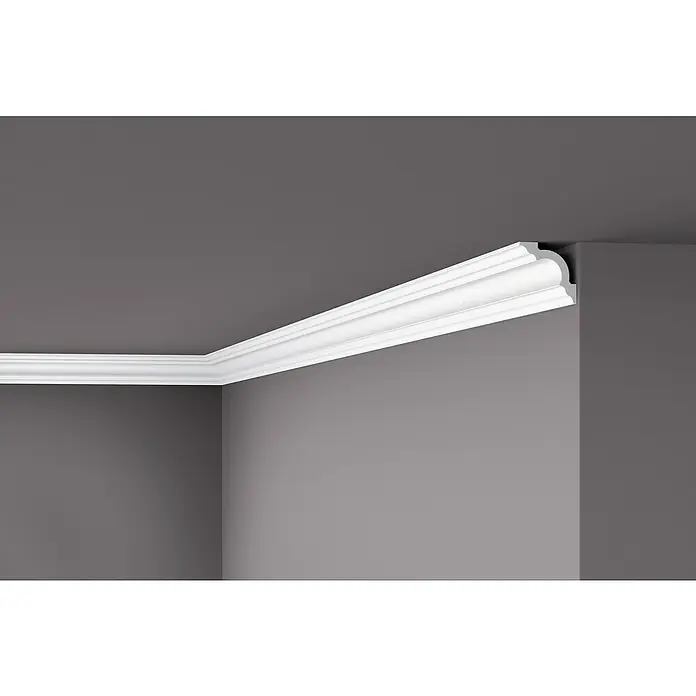 Nmc Decoflair Zierprofil Deckenleiste A2 - 2 m x 50 mm x 50 mm, Extrudiertes Polystyrol (XPS) - Detailaufnahme einer weißen Zierleiste an der Decke eines grauen Raumes. Elegantes Design für stilvolle Raumgestaltung.