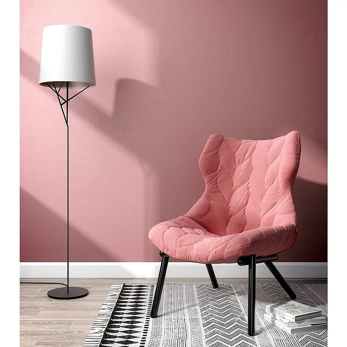 Nmc Decoflair Sockelleiste Abdecksockelleiste CF1 - 2 m x 22 mm x 110 mm, Hochverdichtetes extrudiertes Polymer (HDPS) - Rosa Sessel und Stehlampe vor einer rosa Wand. Der Sessel hat ein einzigartiges Design und die Lampe ist modern.