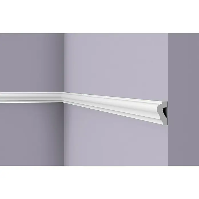Nmc Decoflair Wandleiste WL2 - 2 m x 20 mm x 40 mm, Hochverdichtetes extrudiertes Polymer (HDPS) - Detailaufnahme einer weißen Fußleiste, die an einer helllila Wand entlangläuft und die architektonischen Details hervorhebt.