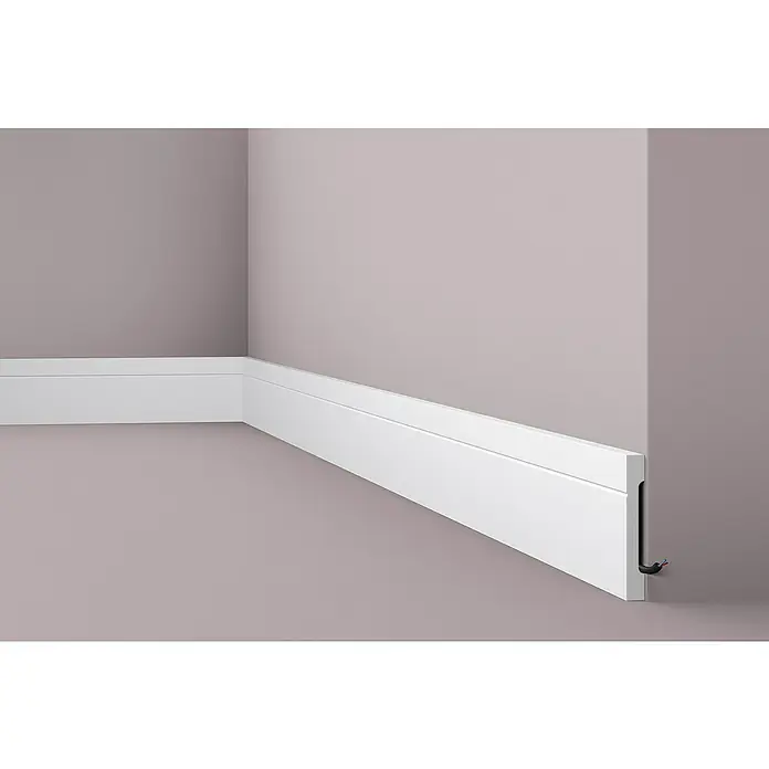 Nmc Decoflair Sockelleiste FD2 - 2 m x 15 mm x 110 mm, Hochverdichtetes extrudiertes Polymer (HDPS) - Bild einer weißen Sockelleiste, die an einer grauen Wand entlangläuft und ein sauberes, modernes Finish bietet.