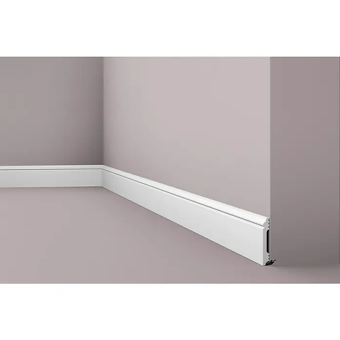 Nmc Decoflair Sockelleiste FL1 - 2 m x 13 mm x 80 mm - Das Bild zeigt eine weiße Sockelleiste an einer Wand. Die Leiste hat ein modernes Design und ist gut verarbeitet, perfekt für Innenausbau.