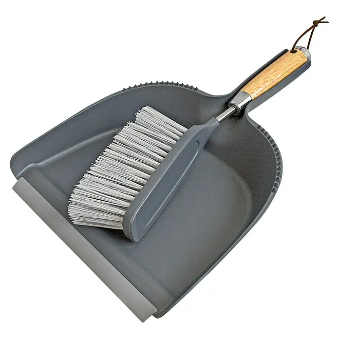 Peggy Perfect Kehr-Set Bambus/Kunststoff - Material Borsten: Kunstfasern, Holz/Kunststoff - Graue Kehrschaufel mit Holzgriff und grauer Bürste, ein praktisches Reinigungsset für den Haushalt.