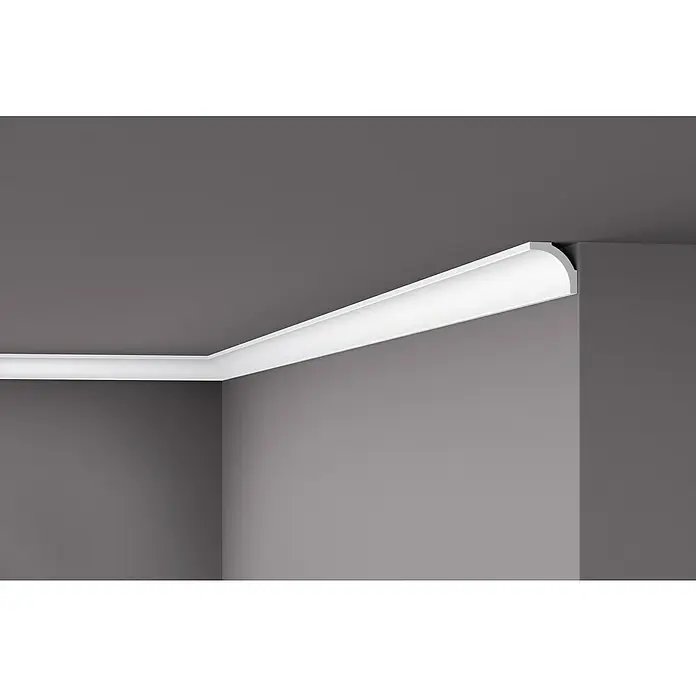 Nmc Decoflair Zierprofil Deckenleiste B2 - 2 m x 35 mm x 35 mm, Extrudiertes Polystyrol (XPS) - Elegante weiße Zierleiste an der Decke eines grauen Raumes, die einen modernen und stilvollen Akzent setzt.