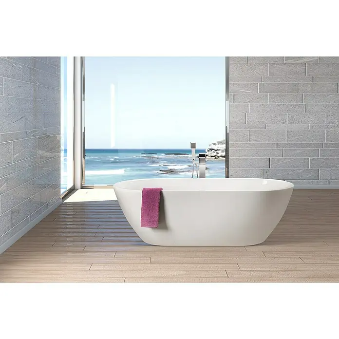Ottofond Whirlpool Dorado190 x 89,5 cm, Sanitäracryl, Weiß, Light/Silent - Freistehende Badewanne mit Meerblick, ergänzt durch ein purpurrotes Handtuch, das Komfort und Stil in diesem Badezimmer vereint.
